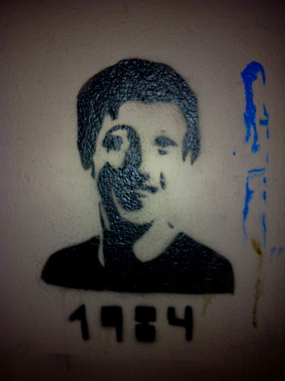574px-Mark_Zuckerberg_1984_Berlin_Graffiti