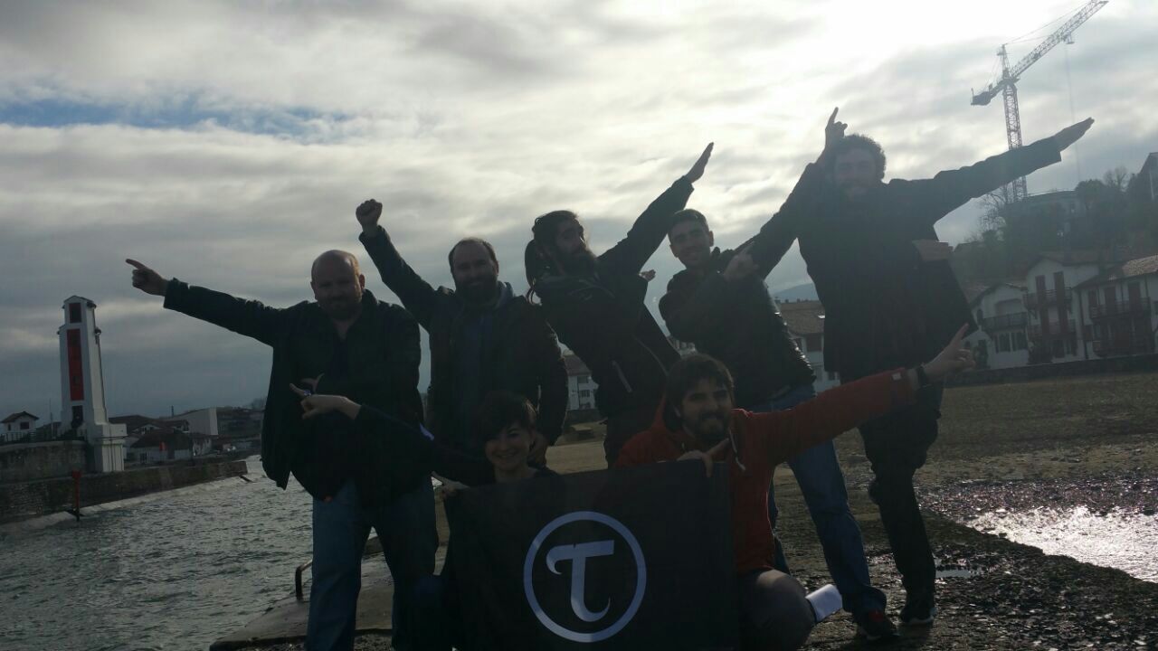 Lan eta bizitzeko ekoizpen baliabide komunak sortu eta elkarbanatu